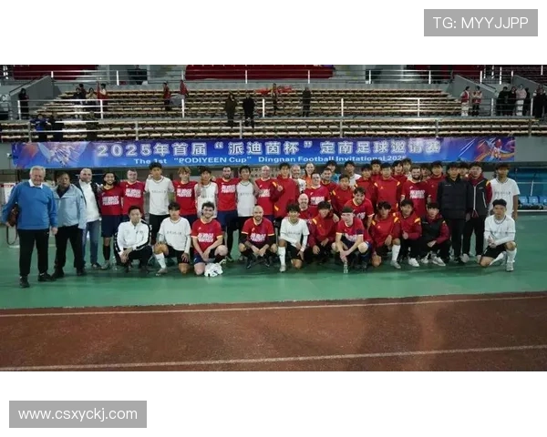 足球明星街头秀技艺与球迷互动共度欢乐时光